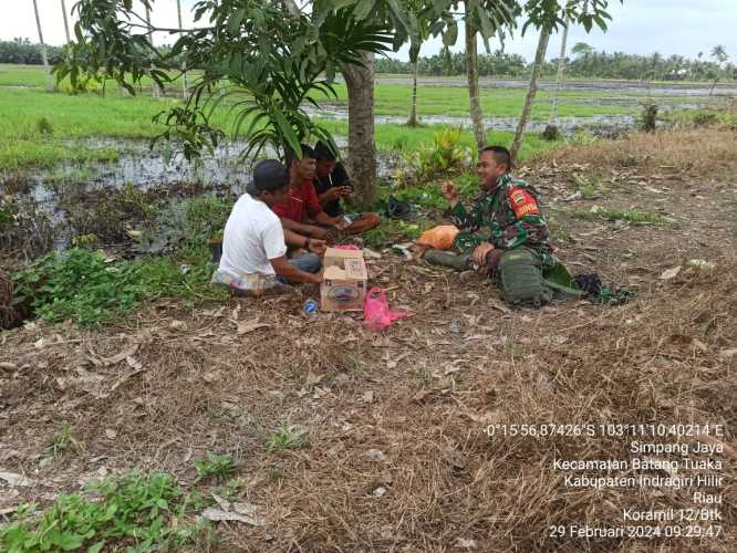 Babinsa Simpang Jaya Dekatkan Diri dengan Masyarakat