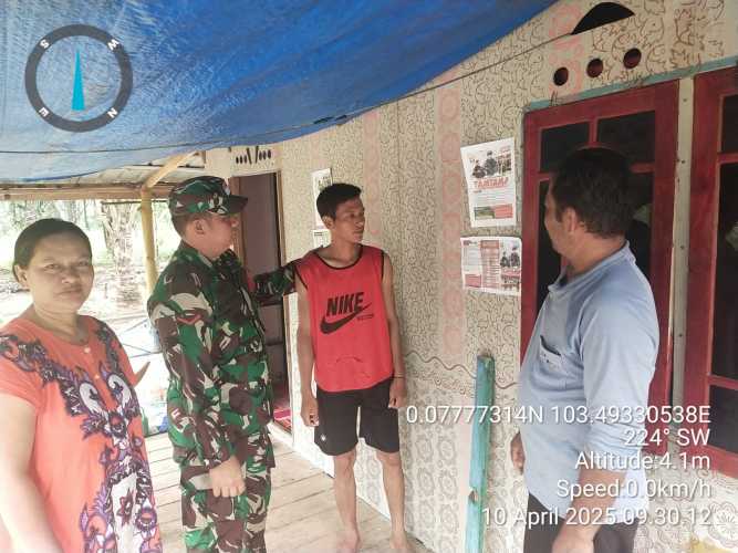 Babinsa Kopda Hendri Lakukan Komsos dan Sosialisasi Pendaftaran Prajurit Karier
