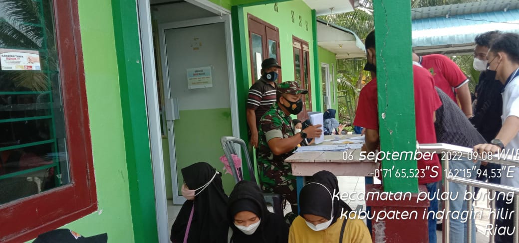 Serda Supardiyanto   Babinsa Koramil 11/Pulau Burung Kodim 0314/Inhil Sosialisasikan Protokes Kepada Pasien