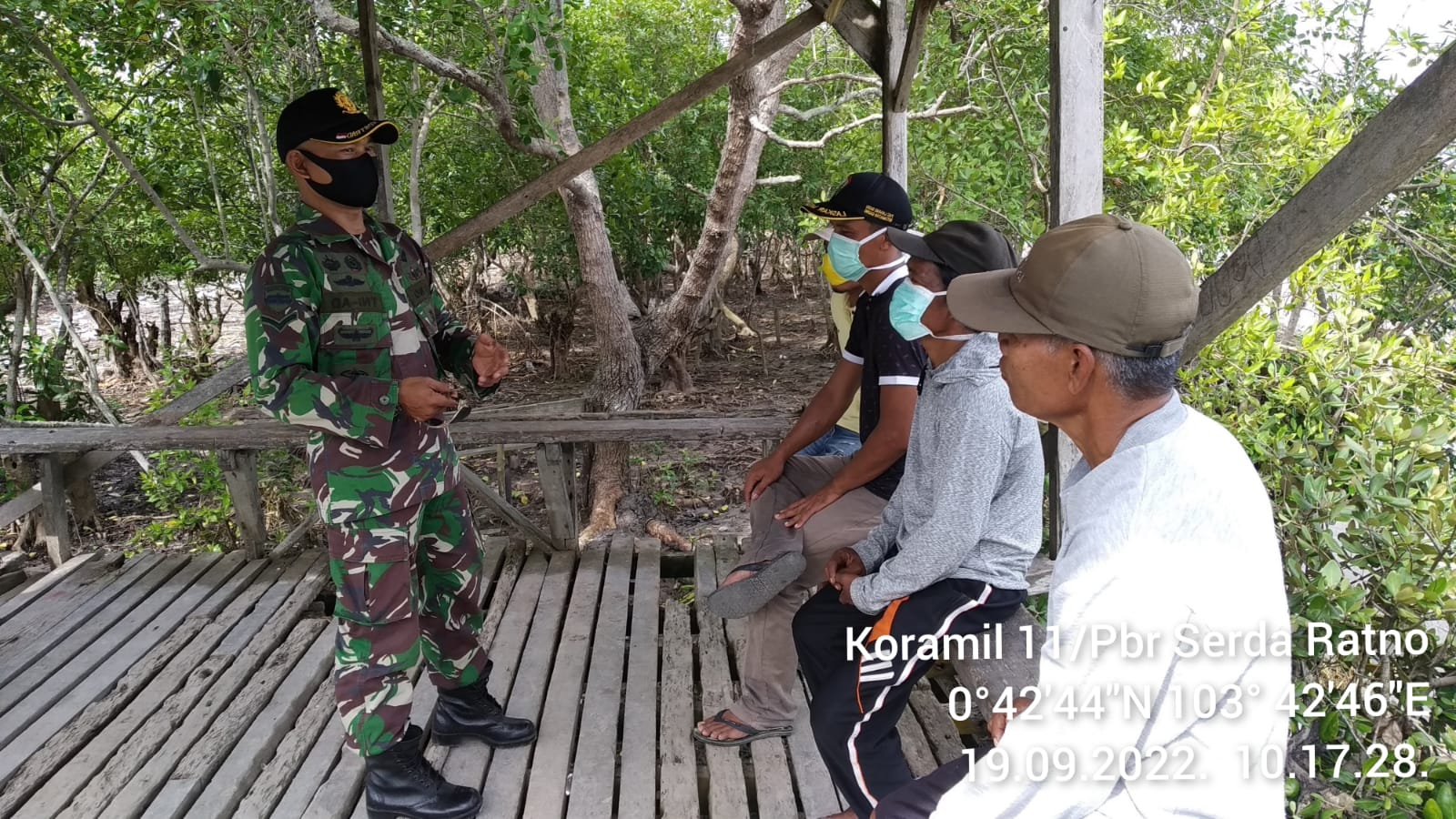 Serda Ratno Babinsa Koramil 11/Pulau Burung Kodim 0314/Inhil Sosialisasi di Pelabuhan Mangrove