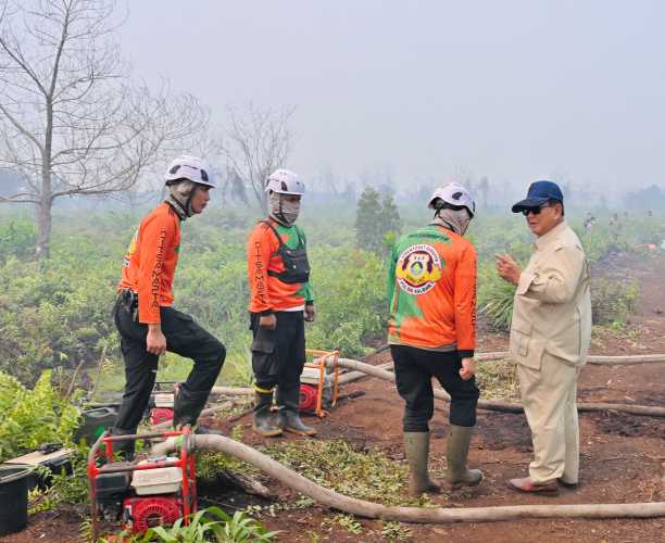 Presiden Prabowo Susuri Lahan Terbakar di Kubu Raya, Pastikan Penanganan Karhutla Berjalan Optimal