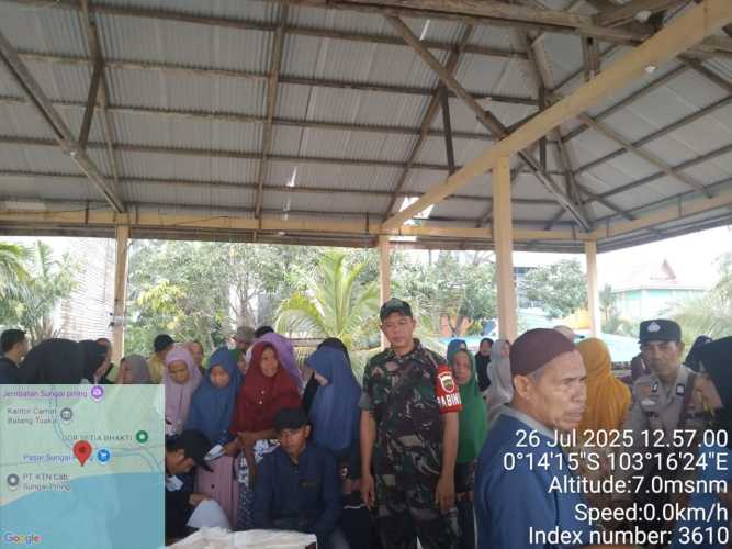 Babinsa Dampingi Penyaluran Bantuan Pangan untuk Warga Kurang Mampu di Sungai Piring