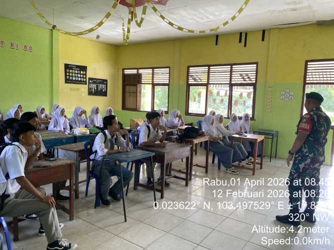 Melalui Komsos, Babinsa Mandah Edukasi Generasi Muda tentang Nasionalisme dan Cinta Tanah Air