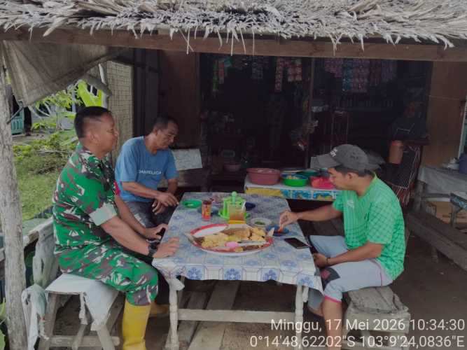 Babinsa Koramil 12/Btk Kuatkan Misi Teritorial Lewat Komsos dan Edukasi Kebersihan di Batang Tuaka