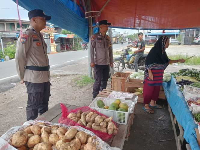 Polsek Kempas Pantau Harga Bahan Pokok Usai Pilkada dan Jelang Natal & Tahun Baru.