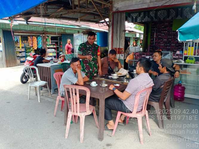 Babinsa Pulau Palas Jalin Keakraban dan Jaga Kondusifitas Keamanan di Pasar Pulau Palas
