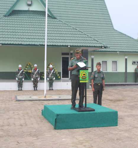 Dalam upacara bendera bulanan,Pimpinan Upacara Bacakan Amanat Panglima