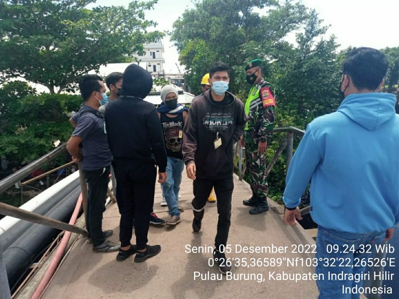 Serda Arlansyah Atur Protokes di Jembatan Penyeberangan