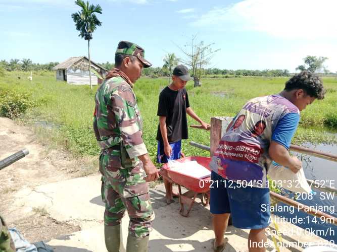 Babinsa Koramil 01/Tbh Kodim 0314/Inhil Jalin Silaturahmi dengan Masyarakat di Sungai Perak