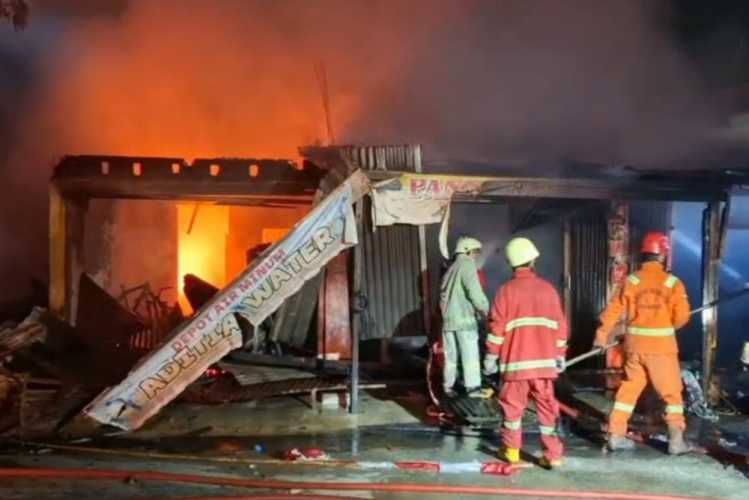 Nahas! Dini Hari Tiga Ruko dan Satu Rumah Ludes Terbakar di Pekanbaru