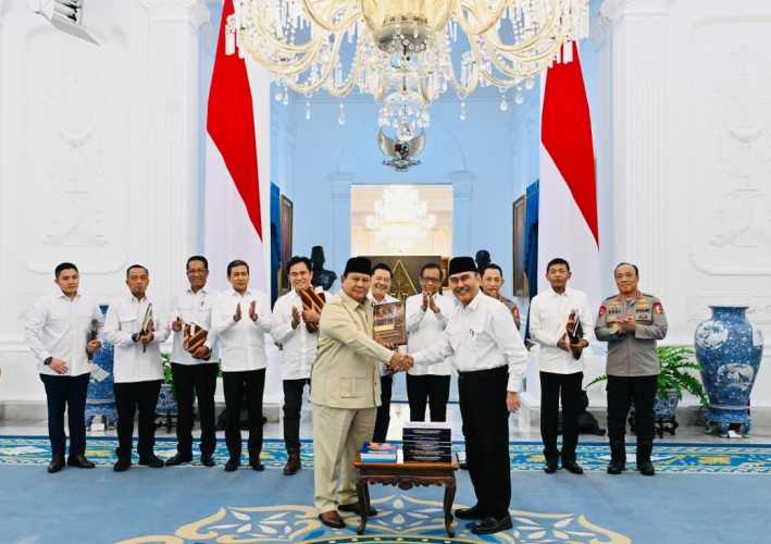 Presiden Prabowo Terima 10 Buku Rekomendasi, Reformasi Polri Ditargetkan Berjalan hingga 2029