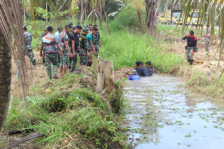 Antisipasi Genangan Yang Mengakibatkan Banjir,Satgas TMMD ke 116  Kodim 0314/Inhil Bersama Warga Membersihkan Parit di Pinggir Jalan