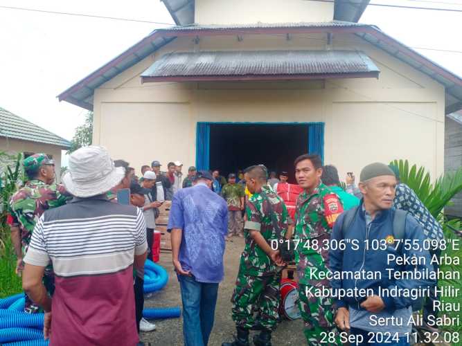 Babinsa Koramil 01/Tembilahan Dampingi Kelompok Tani Pulau Palas Terima Bantuan Water Pump