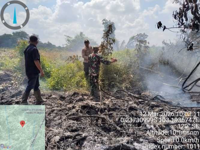 Babinsa Sungai Luar Laksanakan Pendinginan Karhutla Secara Terpadu dan Terkonsentrasi