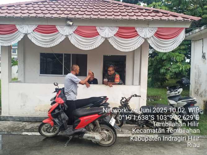 Babinsa Sertu Anton Jaga Aset Pemda Inhil melalui Komsos dengan Security DPRD