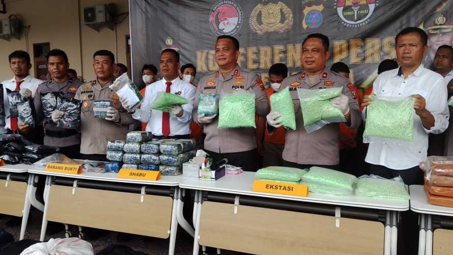 Polres Batu Bara Gelar Press Release Tindak Pidana Narkotika: 6 Tersangka dan Barang Bukti Senilai Miliaran Rupiah Diamankan