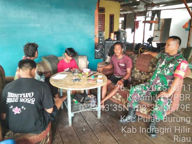 Babinsa Koramil 11/Pulau Burung Konsisten Jaga Binter melalui Komunikasi Sosial di Desa Pulau Burung