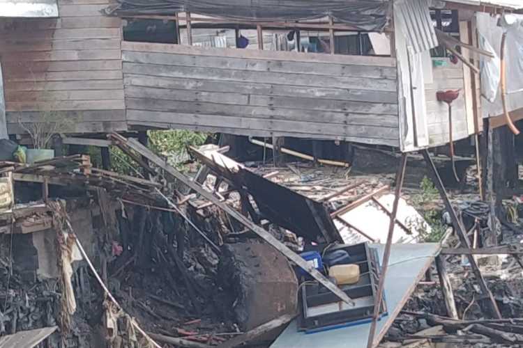 Longsor di Kuala Enok Inhil: Empat Rumah Terjun ke Sungai, Belasan KK Terdampak