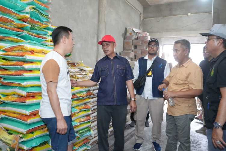 Tindak Lanjut Rakor Pengendalian Inflasi Daerah,Pj.Bupati Lakukan Sidak di Pasar dan Distributor Sembako diKota Tembilahan,