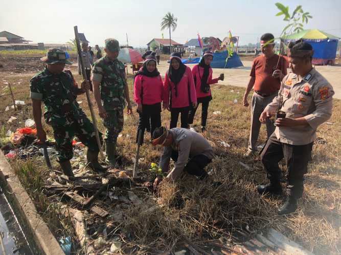 Sertu Januar Effendi Lakukan Penghijauan Berupa Penanaman Pohon Serentak diwilayahnya