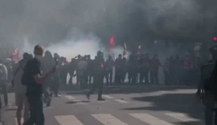 Kerusuhan Besar Pecah di Prancis, Polisi Tembakkan Gas Air Mata, Demonstran Mengamuk