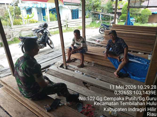 Babinsa Koramil 01/Tembilahan Hulu Galakkan Pembinaan Keselamatan Kerja di Bangsal Kayu