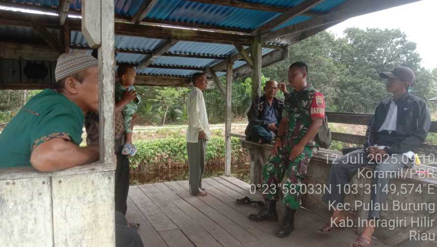 Babinsa Koramil 11/Pulau Burung Fokus  menjaga kedamaian dan keharmonisan di wilayah binaannya