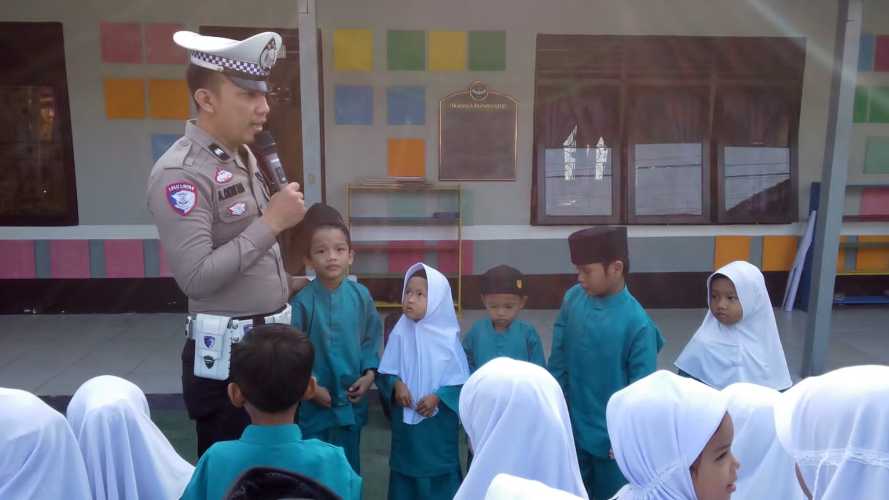 Polantas Menyapa, Satlantas Polres Inhil Tanamkan Budaya Tertib Berlalu Lintas Sejak Usia Dini