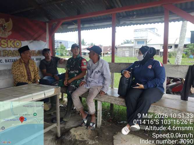 Babinsa Sungai Piring Perkuat Jalinan Informasi Sosial Melalui Komsos Bersama Masyarakat