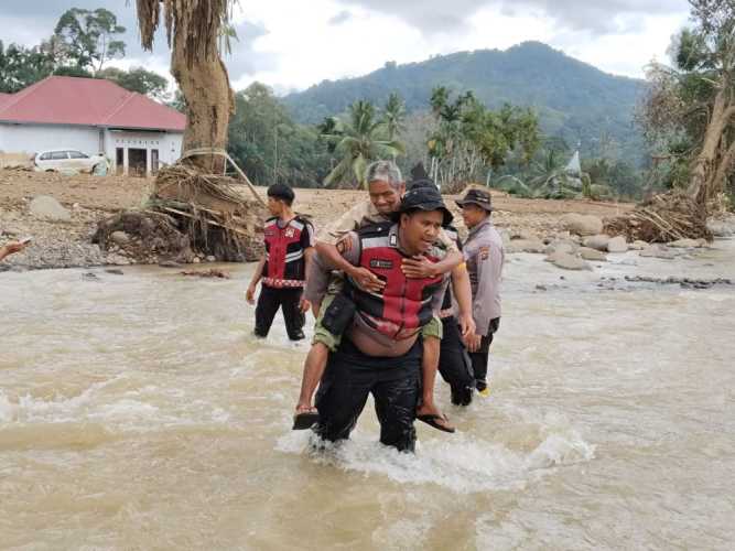 Jembatan Darurat Putus Diterjang Banjir Susulan, Polisi Bopong Warga Korban Galodo di Agam