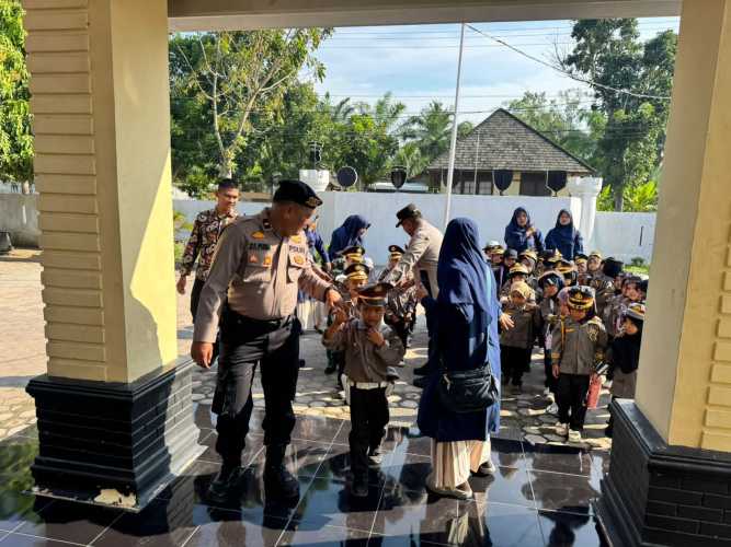 Kapolsek Labuhan Ruku Terima Kunjungan TK Al Mukhlisin Kp.Lalang  Dalam Rangka Hari Anak Nasional