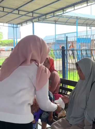 Tanggap Bencana Asap, Pelindo Regional 1 Tembilahan Bagikan Masker Gratis untuk Penumpang dan Pengunjung Pelabuhan