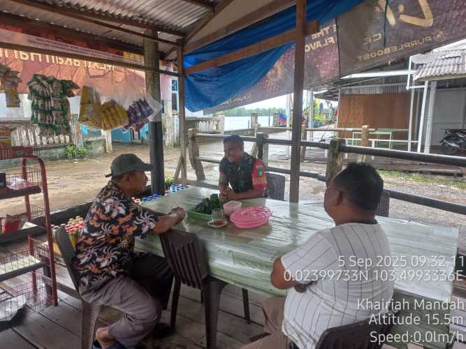 Babinsa Gelar Sambang Jumat Kamtibmas di Kelurahan Khairiah Mandah