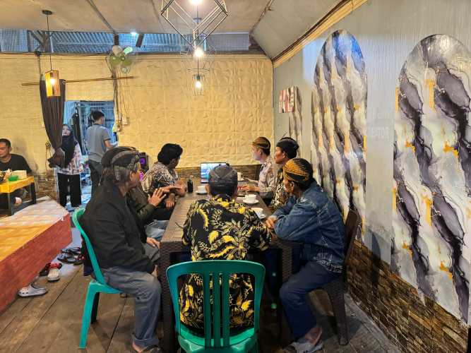 Peringati HUT Bhayangkara Ke -79, Polsek Kuindra Gelar Nobar Pergelaran Wayang Kulit