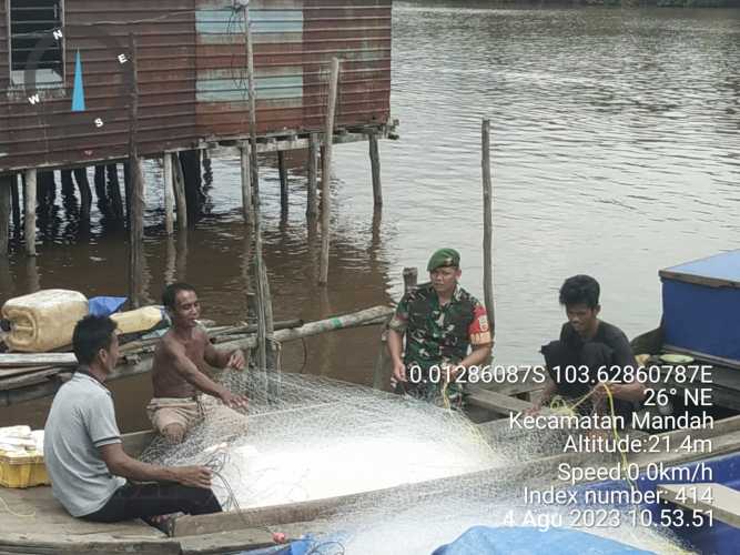 Praka Hendri Bangun Literasi dengan Nelayan Setempat