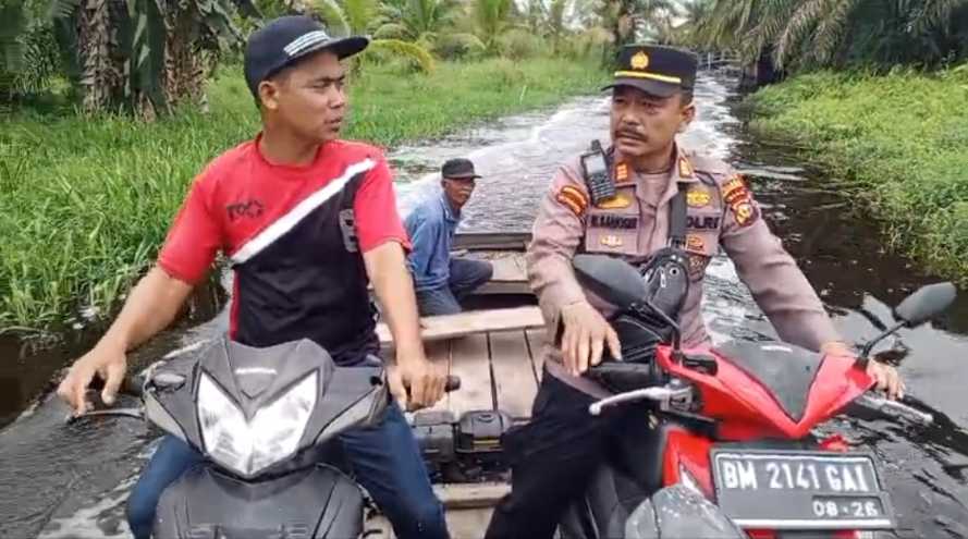 Seberangi Sungai Reteh dengan Pompong, Kapolsek Keritang Lakukan Cooling System