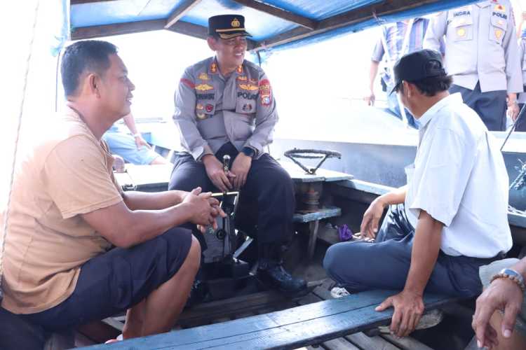 Kapolres Inhil Jumat Curhat diatas Pompong, Ini Harapan Warga