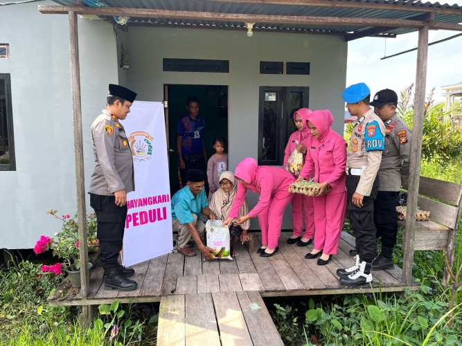 Jumat Berkah, Kapolsek  Tembilahan Hulu Bersama Bhayangkari  Gelar Bakti Sosial Jelang Idul Fitri