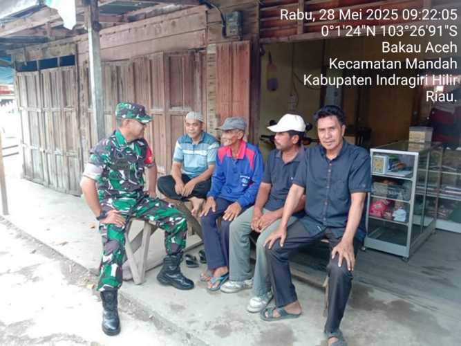 Babinsa Desa Bakau Aceh Perkuat Hubungan dengan Warga Binaan melalui Komsos