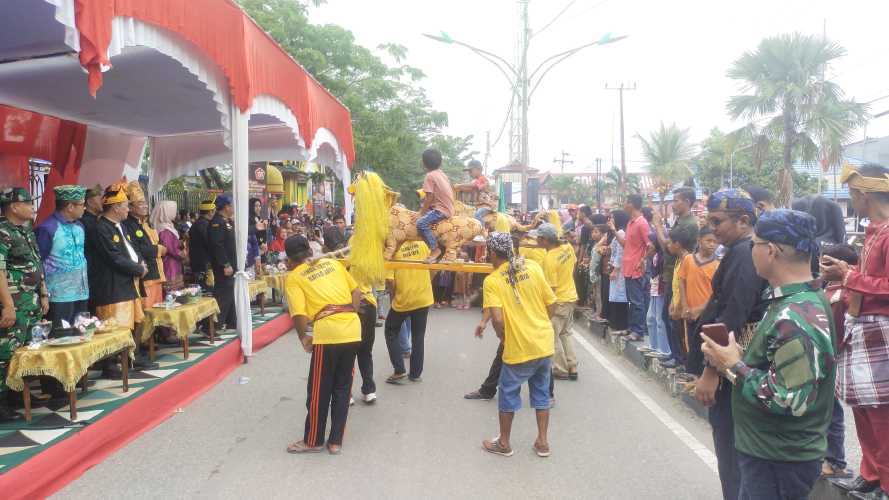 Wargi Sareng Baraya Sunda Inhil Nampilkeun Kabudayaan Singa Depok Dina Pawai Gebyar Budaya HUT TNI Ka 78