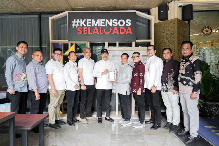 Audiensi dengan Mensos Berbuah Kabar Baik, Saifullah Yusuf Dijadwalkan Buka Pacu Jalur 2026 dan Resmikan Sekolah Rakyat di Kuansing
