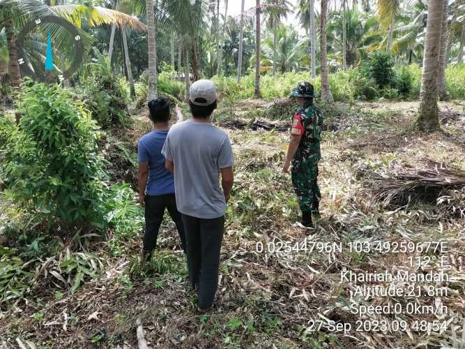 Babinsa Bimbing Warga Cegah Polusi Udara Sekitar Lahan