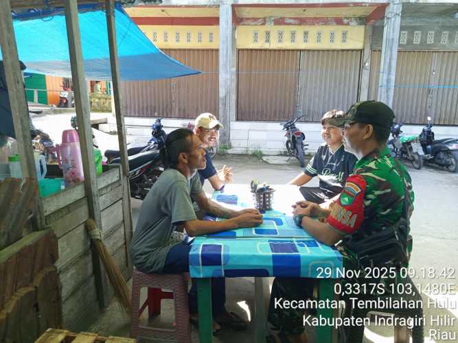 Babinsa Koramil 01/Tbh Kodim 0314/Inhil, Serda Ronald Manalu melaksanakan kegiatan komunikasi sosial dengan komponen pemuda (