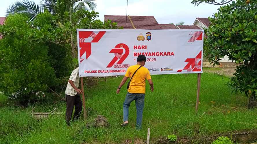 Polsek Kuindra Pasang Spanduk Sambut HUT Bhayangkara ke-79