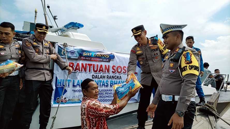 Sempena HUT Lalu Lintas Bhayangkara Ke -68,Polres Inhil Berbagi Sembako kepada Nelayan