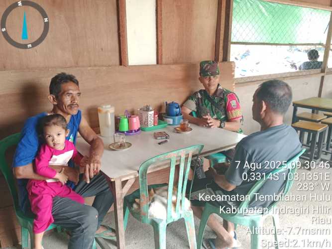 Babinsa dan RT Berkoordinasi  dalam Menjaga Kebersihan Lingkungan di Kelurahan Tembilahan Hulu
