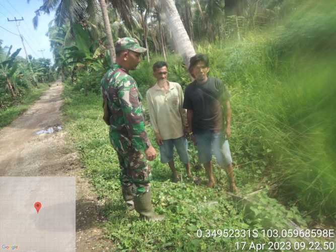 Babinsa Bersama Masyarakat Junjangan Lakukan Monitoring Lahan