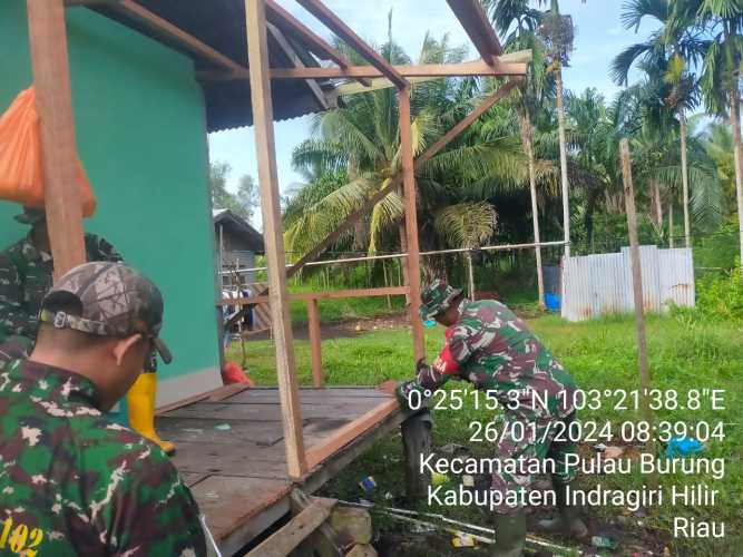 Babinsa Membantu Warga dalam Penyiapan Rumah Layak Huni