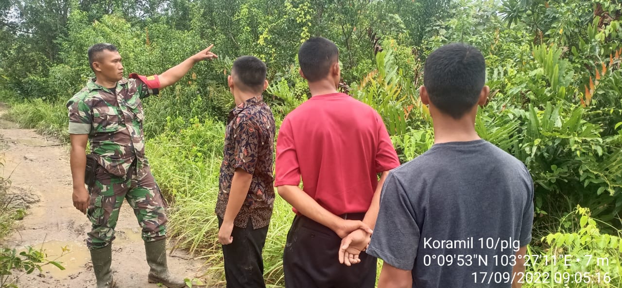 Kopda J.Manurung Babinsa Koramil 10/Pelangiran  Kendalikan Titik Rawan Karhutlah