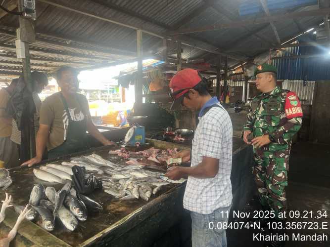 Babinsa  monitoring pedagang ikan di pasar tradisional terkait stabilitas harga